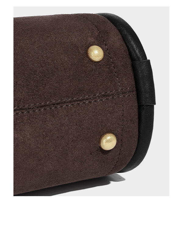 Kleine, strukturierte Tote-Bag mit offenem Design in Dunkelbraun und matter Wildlederoptik, mit schwarzen geknoteten Tragegriffen und befestigtem Front