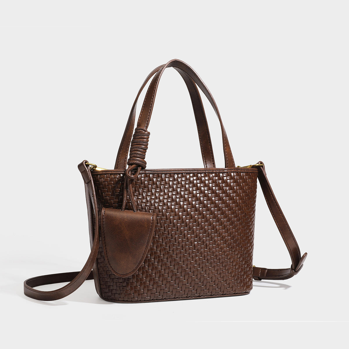 Strukturierte Tote-Bag mit Webstruktur in Braun und goldfarbenen Beschlägen, mit Seil umwickelten Tragegriffen, kleiner Fronttasche sowie, Vorderansicht