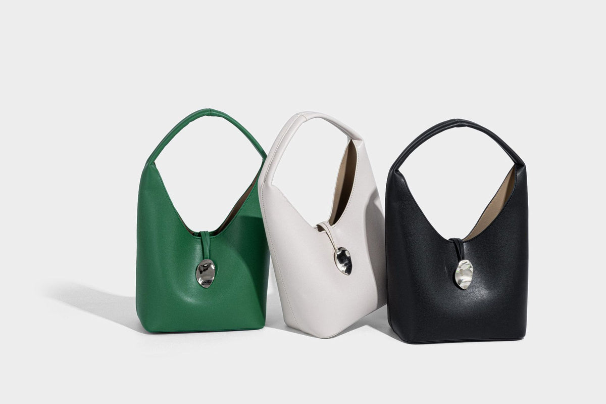 Schlichte Hobo-Schultertasche in matter Lederoptik mit gewölbtem Henkel und silberfarbenem, ovalem Anhänger, Detailansicht 20