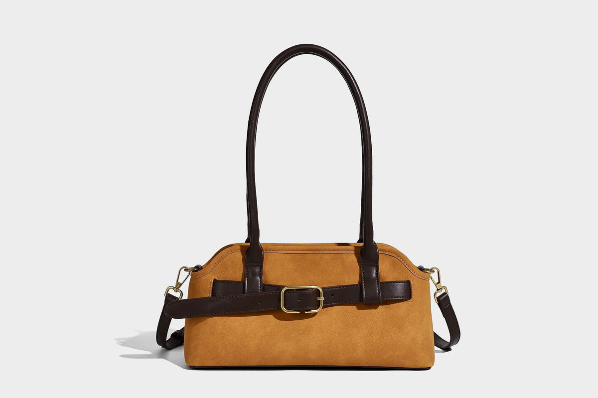 Strukturierte dunkelbraune Satchel-Tasche mit Öl-Wachs-Finish, vorderer Gürtelschnalle, goldfarbenen Beschlägen, zwei Tragegriffen oben und, Detail
