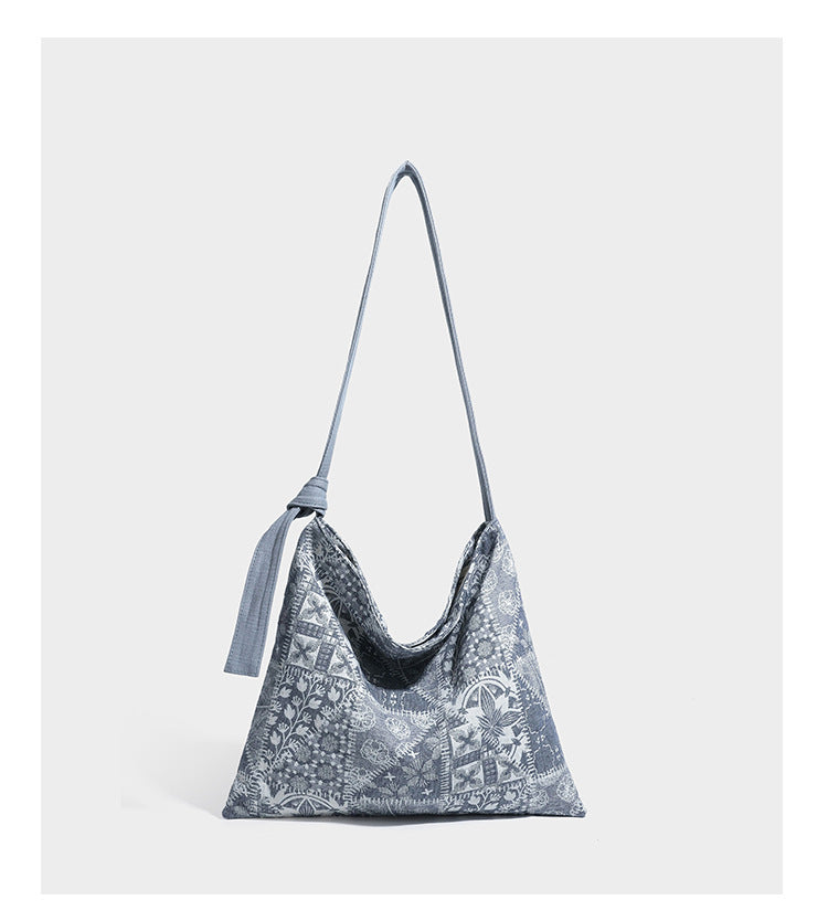 Weich fallende Hobo-Schultertasche aus Canvas mit botanischem Print, langem geknotetem Riemen und Reißverschluss oben, Detailansicht 12