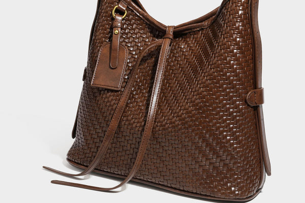 Lässig gewebte Schultertasche in Lederoptik mit Bindebandverschluss, goldfarbenen Metalldetails und einem Schulterriemen, Detailansicht 45