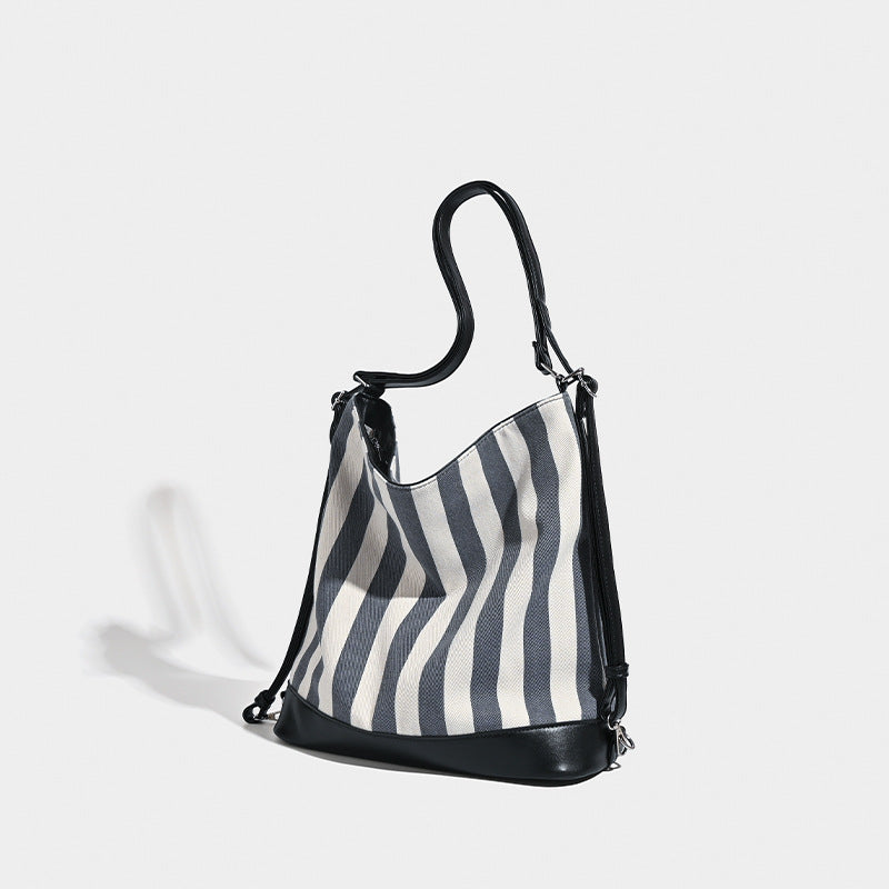 Wandelbare Tote-Rucksacktasche aus Canvas mit blauen und weißen Längsstreifen, Lederimitatbesatz und silberfarbenen Beschlägen, Detailansicht