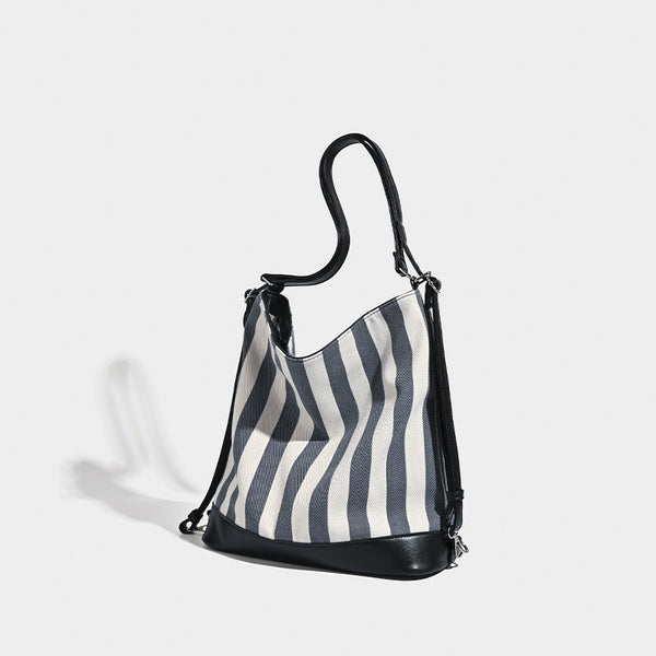 Wandelbare Tote-Rucksacktasche aus Canvas mit blauen und weißen Längsstreifen, Lederimitatbesatz und silberfarbenen Beschlägen, Detailansicht