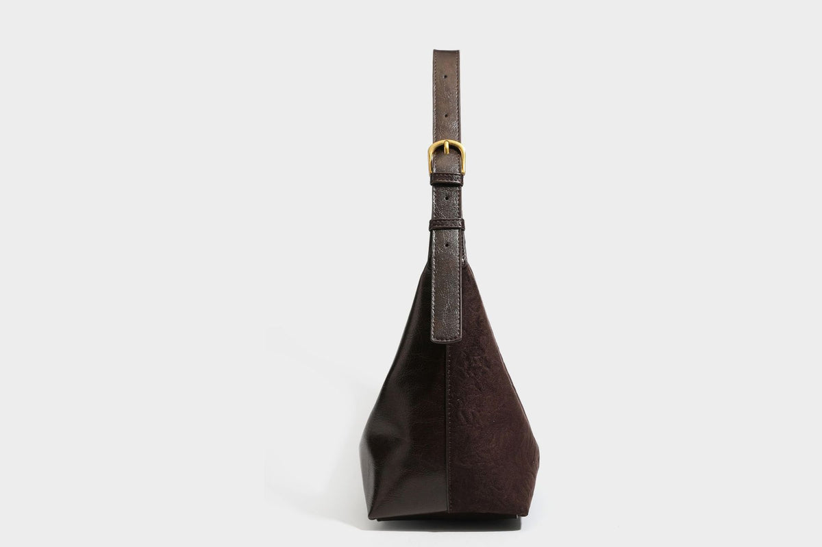Dunkelbraune, weich fallende Hobo-Schultertasche mit strukturierter Oberfläche in Velourslederoptik, glatten Besätzen in Lederoptik und Details in Antikgoldoptik