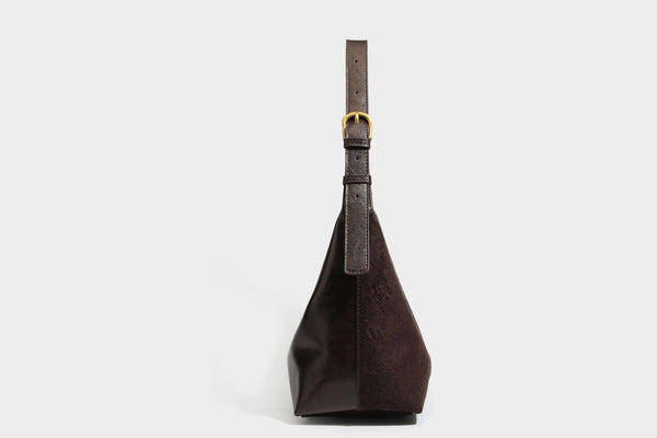 Dunkelbraune, weich fallende Hobo-Schultertasche mit strukturierter Oberfläche in Velourslederoptik, glatten Besätzen in Lederoptik und Details in Antikgoldoptik
