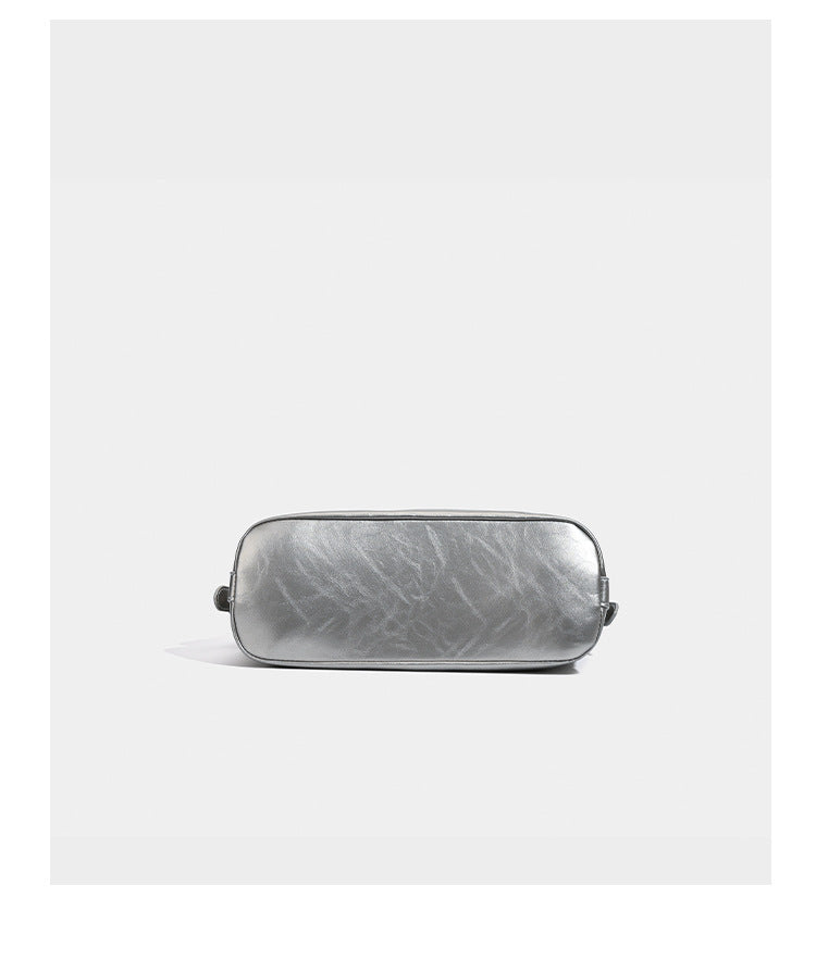 Lässig geformte Hobo-Schultertasche in Silbergrau mit holzmaserungsgeprägten Einsätzen, glänzender Metallic-Einfassung, Reißverschluss oben und vorderem Überschlag