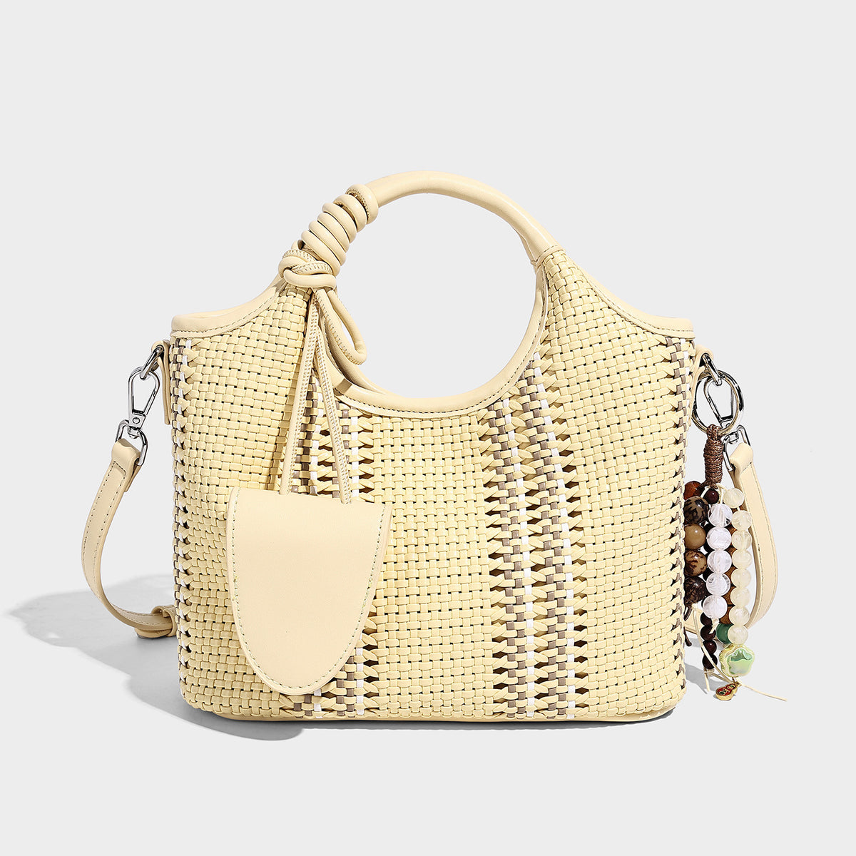 Gewebte Bucket-Tote in Pastellblau mit geflochtenen Henkeln, offenem Frontfach, Perlenanhänger und abnehmbarem Crossbody-Riemen