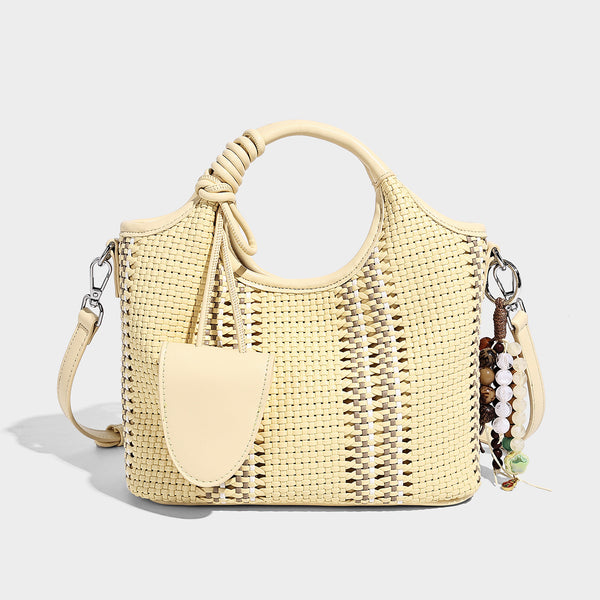 Gewebte Bucket-Tote in Pastellblau mit geflochtenen Henkeln, offenem Frontfach, Perlenanhänger und abnehmbarem Crossbody-Riemen