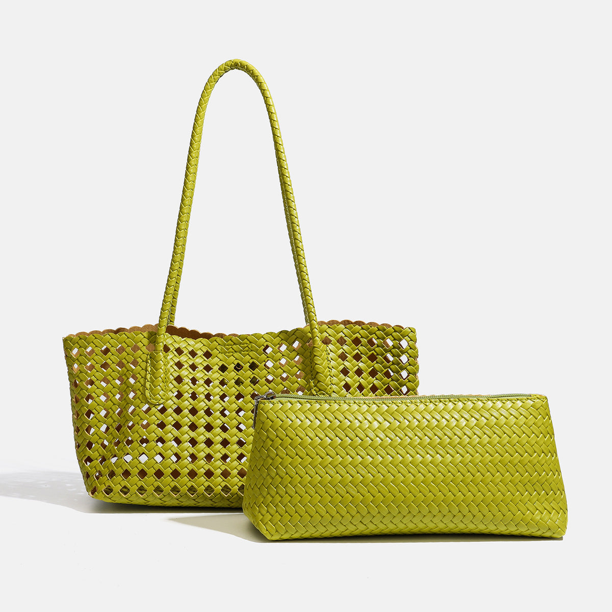 Limegrüne Tote-Bag aus offenem Flechtwerk mit langen geflochtenen Henkeln zum Tragen über der Schulter und gewelltem oberen Rand, Detailansicht 2
