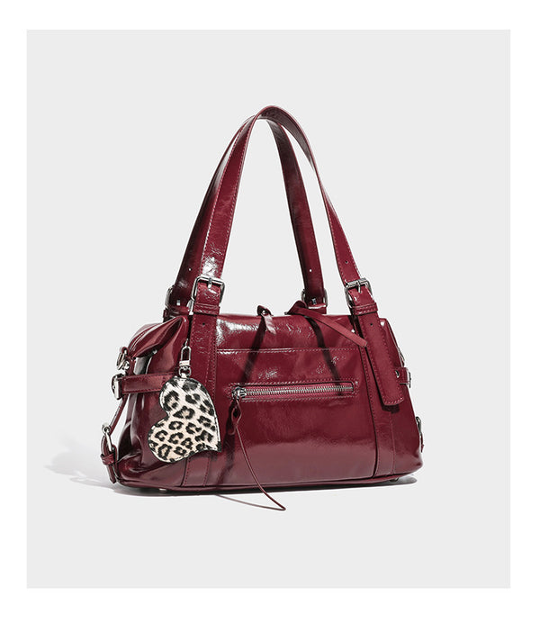 Strukturierte Schultertasche aus glänzendem Lederimitat mit abgerundetem Korpus, silberfarbenen Metalldetails, Reißverschlussfach vorne und Leopardenmuster
