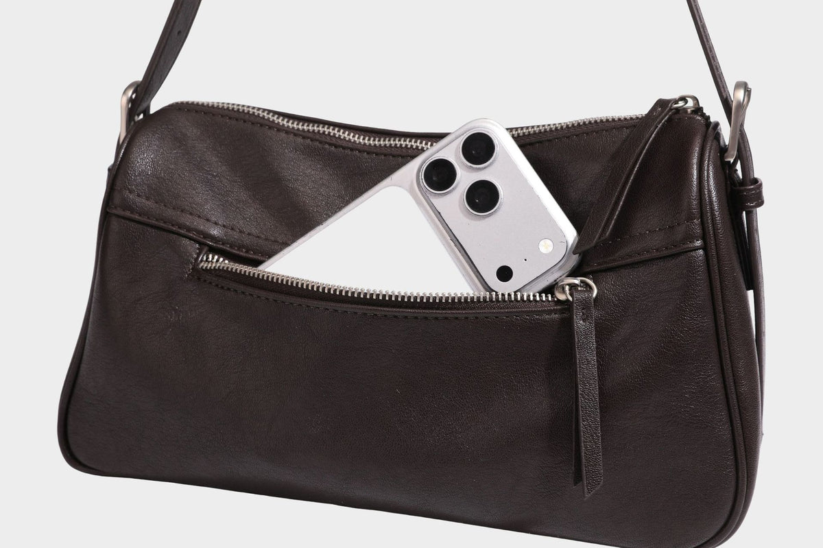 Formstabile rechteckige Schultertasche mit vorderem Überschlag in dunkler Espresso-Lederoptik, silberfarbenen Beschlägen und langem