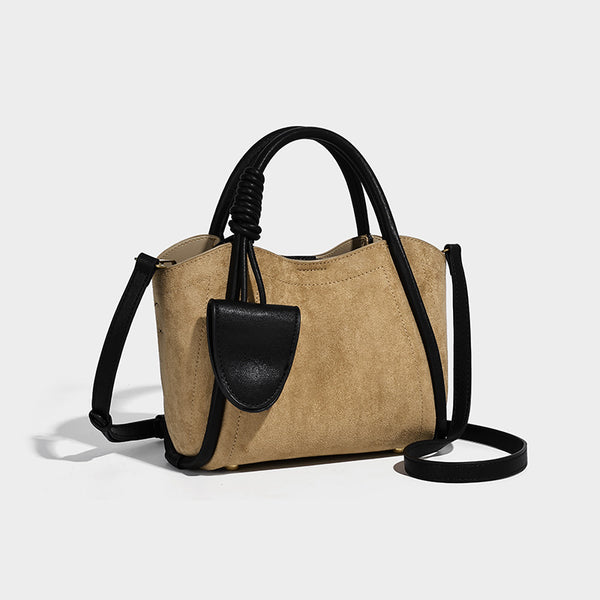Kleine, strukturierte Tote-Bag mit offenem Oberteil aus dunkelbrauner, matter Wildlederoptik, schwarzen geknoteten Tragegriffen und angesetztem Frontdetail