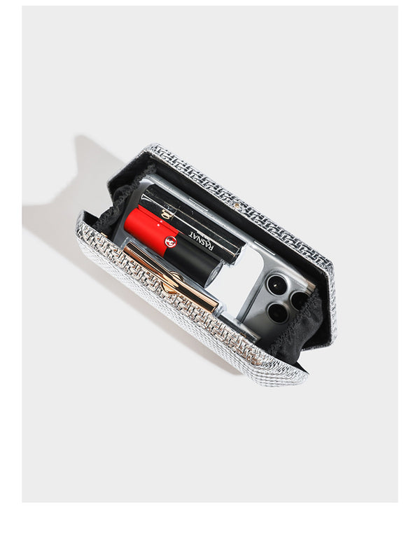 Kleine strukturierte Clutch aus Metallic-Geflecht mit goldfarbenem Bügelverschluss und abnehmbarem Kettenriemen, Detailansicht 8