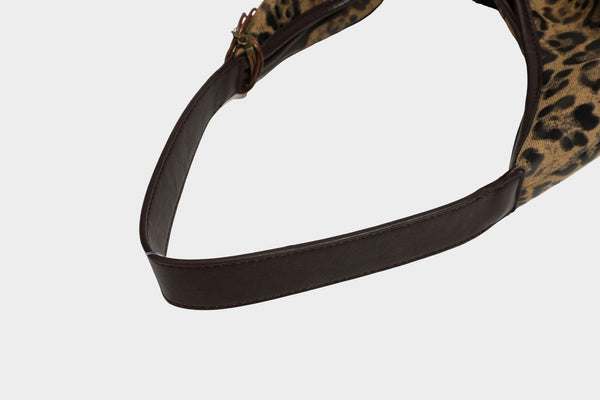 Lässige Hobo-Shopper-Tasche mit Leopardenmuster in Tan und Braun, dunkelbraunem Riemen in Lederoptik und herabhängendem Perlenanhänger an den Beschlägen