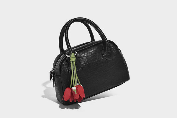 Mini-Henkeltasche in strukturierter Kuppelform in Pastellgelb mit genarbter Lederoptik, silberfarbenen Beschlägen und abnehmbarem