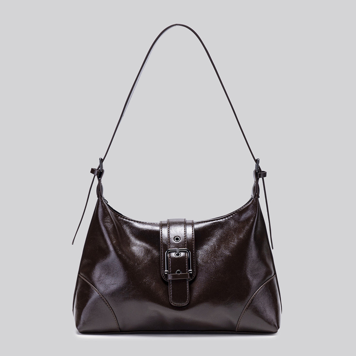 Glänzende dunkelbraune Hobo-Schultertasche mit lässiger Form, vorderem Riemen mit Schnalle und langem verstellbarem Einzelriemen, Vorderansicht