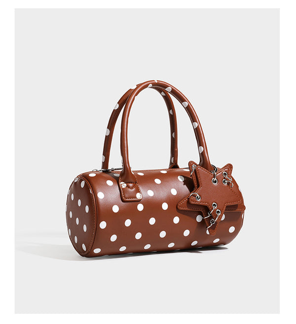 Glänzende Tasche in Zylinderform mit Polka-Dot-Muster, abgerundeten Tragegriffen, Sternanhänger und abnehmbarem Crossbody-Riemen, Detailansicht 10