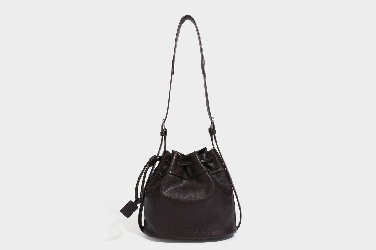 Kleine Beuteltasche aus genarbter Lederoptik mit Kordelzug, verstellbarem Crossbody-Riemen und silberfarbenen Beschlägen, Detailansicht 36
