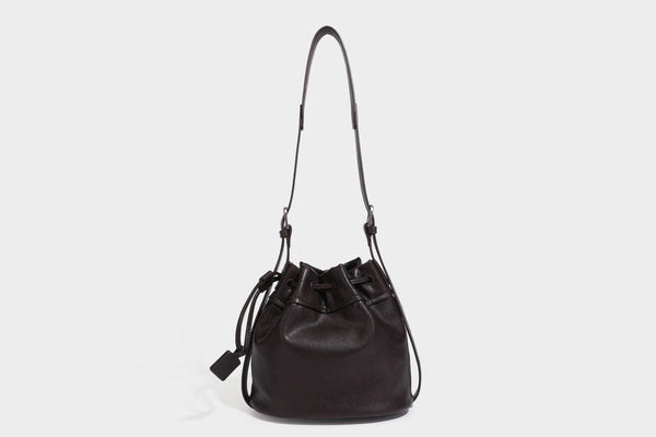 Kleine Beuteltasche aus genarbter Lederoptik mit Kordelzug, verstellbarem Crossbody-Riemen und silberfarbenen Beschlägen, Detailansicht 36
