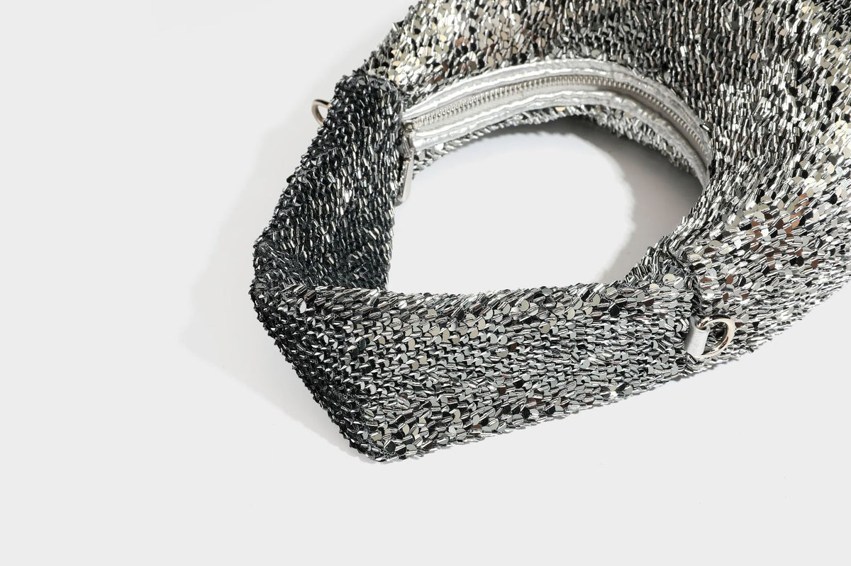 Hobo-Schultertasche in lässiger Tropfenform mit durchgehendem Metallic-Paillettenbesatz und silberfarbenen Beschlägen, Detailansicht 47