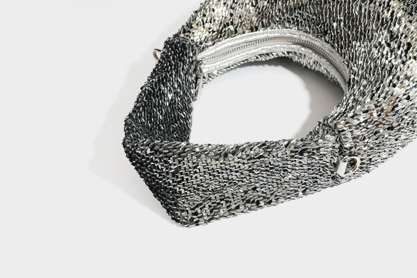 Hobo-Schultertasche in lässiger Tropfenform mit durchgehendem Metallic-Paillettenbesatz und silberfarbenen Beschlägen, Detailansicht 47