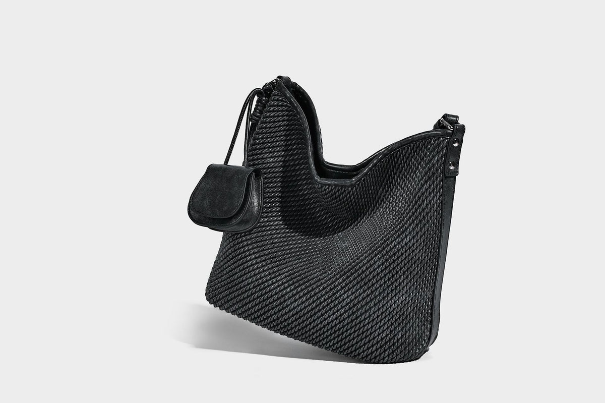 Große, weich fallende Hobo-Schultertasche mit Webstruktur in Braun, mit Mini-Tasche mit Überschlag und schmalem Knotenträger, Detailansicht 23