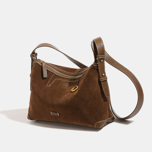Hobo-Bag in Tabakbraun mit Velourslederoptik, Besatz in Lederoptik, Kontrastnähten, goldfarbenen Beschlägen und verstellbarem Crossbody-Riemen