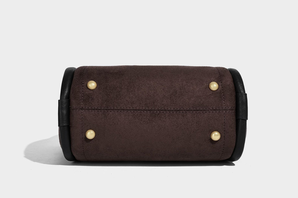 Kleine, strukturierte Tote-Bag mit offenem Oberteil aus dunkelbraunem, mattem Velourslederimitat, schwarzen geknoteten Tragegriffen und aufgesetzter Frontpartie