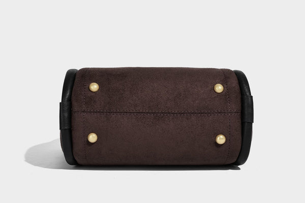 Kleine, strukturierte Tote-Bag mit offenem Oberteil aus dunkelbraunem, mattem Velourslederimitat, schwarzen geknoteten Tragegriffen und aufgesetzter Frontpartie