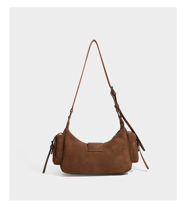 Braune matte Schultertasche in Velourslederoptik mit Nietenbeschlägen in Gunmetal, vorderer Schnallenlasche, Klappentaschen und verstellbarem Crossbody-Riemen