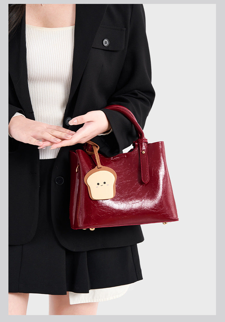 Strukturierte, glänzende Shopper-Tasche mit Knitteroptik in Burgunderrot, goldfarbenen Beschlägen, Tragegriffen, abnehmbarem Schulterriemen und