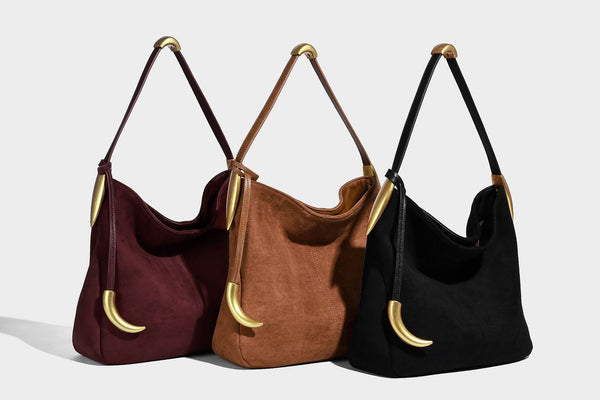 Beige-braune Hobo-Schultertasche mit lässiger Silhouette, matter Veloursleder-Optik, goldfarbenen halbmondförmigen Beschlägen und schmalem Schulterriemen, Detailaufnahme