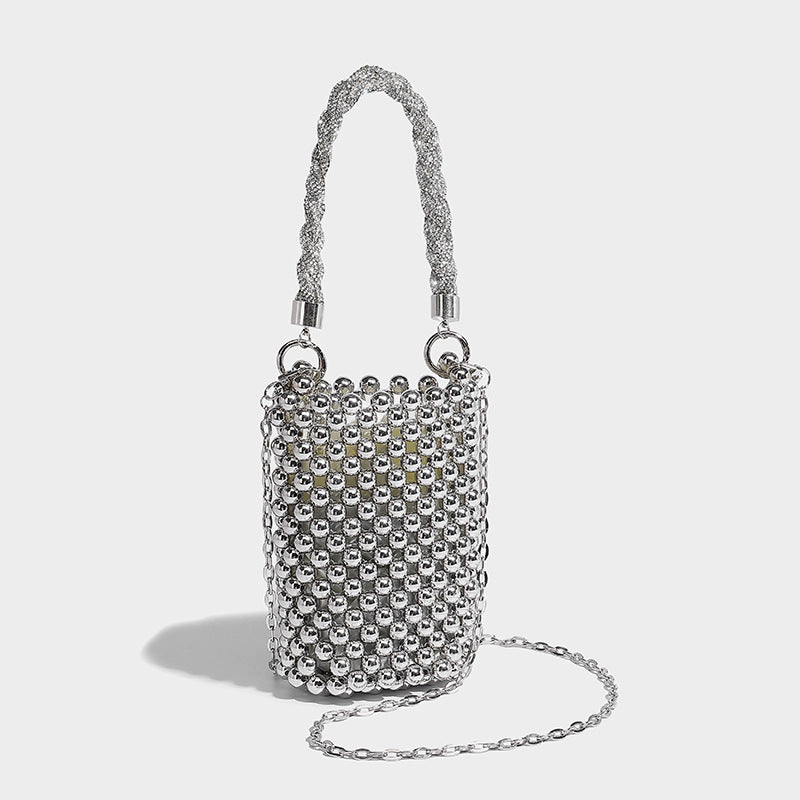 Mini-Bucket-Bag in zylindrischer Form, mit metallisch silberfarbenen Perlen besetzt, geflochtenem Tragegriff und Ketten-Schulterriemen, Detailansicht 19