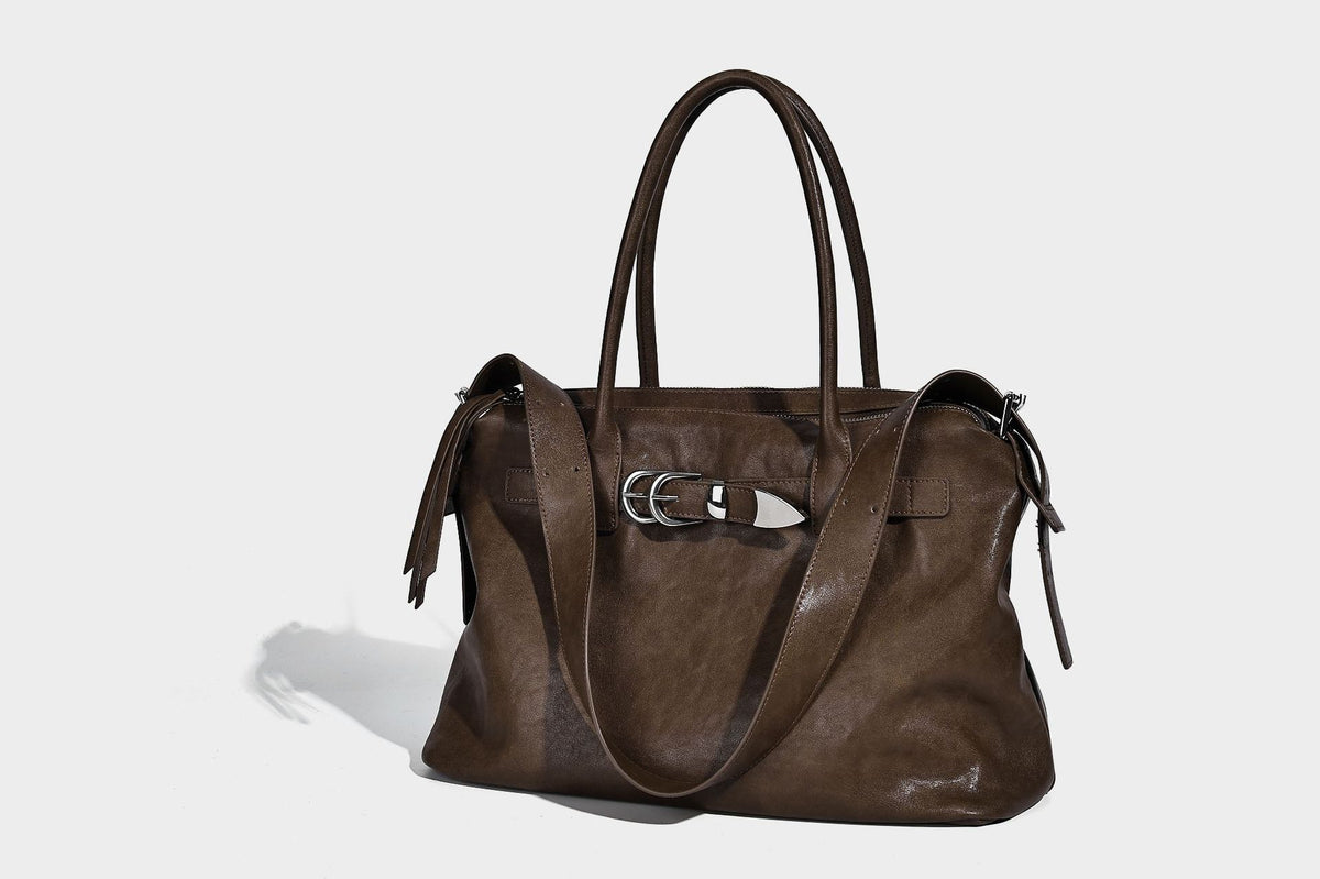 Glänzende, strukturierte schwarze Tote-Bag mit silberfarbenem Schnallenriemen, zwei Henkeln und abnehmbarem Schulterriemen, Detailansicht 15