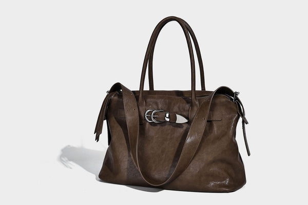 Glänzende, strukturierte schwarze Tote-Bag mit silberfarbenem Schnallenriemen, zwei Henkeln und abnehmbarem Schulterriemen, Detailansicht 15