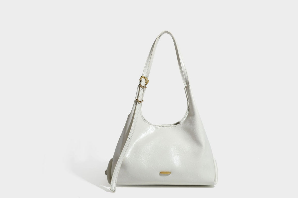 Locker fallende Hobo-Schultertasche mit offenem Oberteil aus glänzendem, geknautschtem Lederimitat in Dunkelbraun, mit schmalem verstellbarem Riemen und goldfarbenem