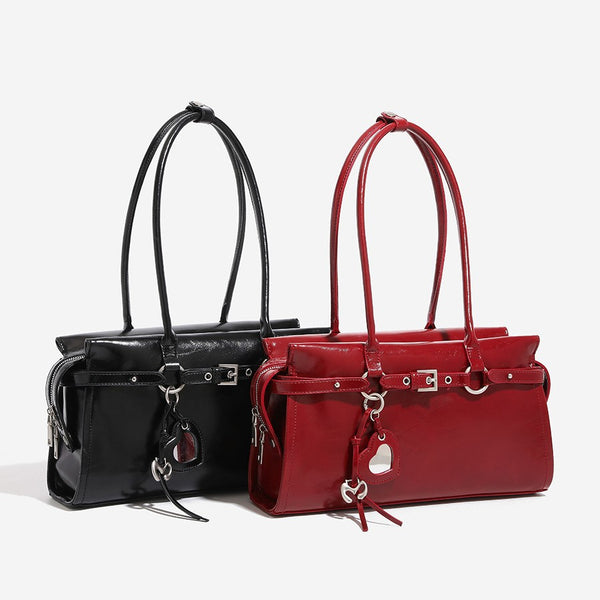 Glänzende, strukturierte rechteckige Schultertasche mit zwei Riemen, vorderem Riemen mit Gürtelschnalle, Herzanhänger und silberfarbenem