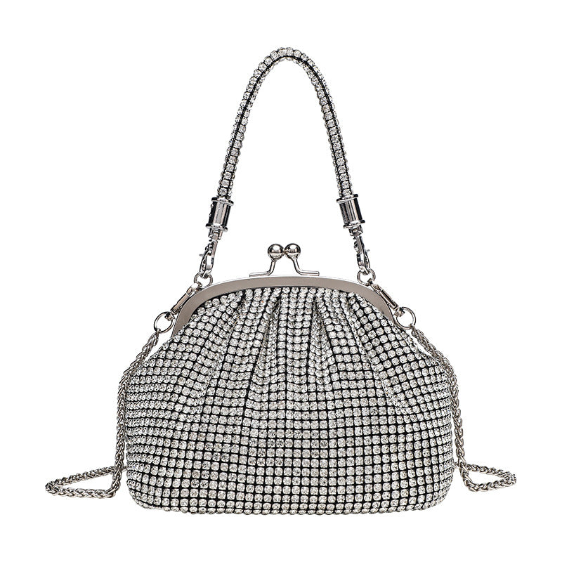 Kompakte Abendtasche mit rundum applizierten Strasssteinen, silberfarbenem Metallrahmen, Strass-Tragegriff und abnehmbarer Kette