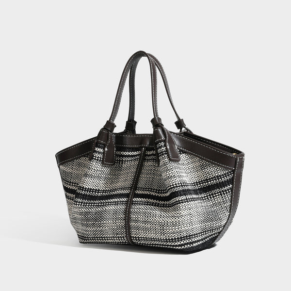 Schwarz-weiße gewebte Trapez-Tote-Bag mit dunklem Lederimitat-Besatz, weißen Kontrastnähten und zwei Henkeln, Detailansicht