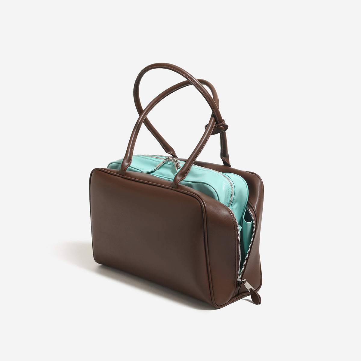 Strukturierte rechteckige Tote-Bag in Lederoptik mit Henkeln, Reißverschluss und silberfarbenen Beschlägen, Detailansicht 2