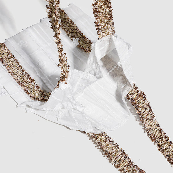 Offwhitefarbener weicher Canvas-Schultershopper mit offenen Seiten und braun-goldfarbenen Jacquard-Gurtbändern mit Blumenmuster, lässig rechteckige Form, Detailansicht