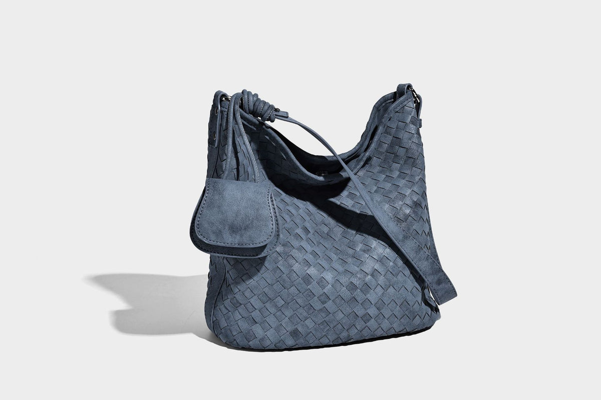 Lässig fallende Hobo-Schultertasche aus geflochtenem Material mit Korbgeflecht-Optik, angesetztem Mini-Täschchen vorne und verstellbarem Knotenträger, Detailansicht