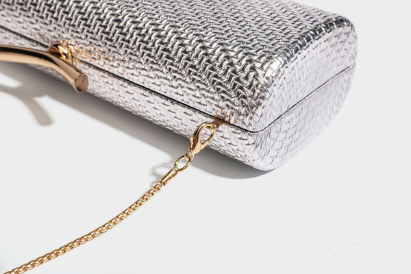 Strukturierte metallische Abend-Clutch mit gewebter Optik, geschwungenem goldfarbenem Kiss-Lock-Verschluss und abnehmbarem schmalem goldfarbenem Kettenriemen