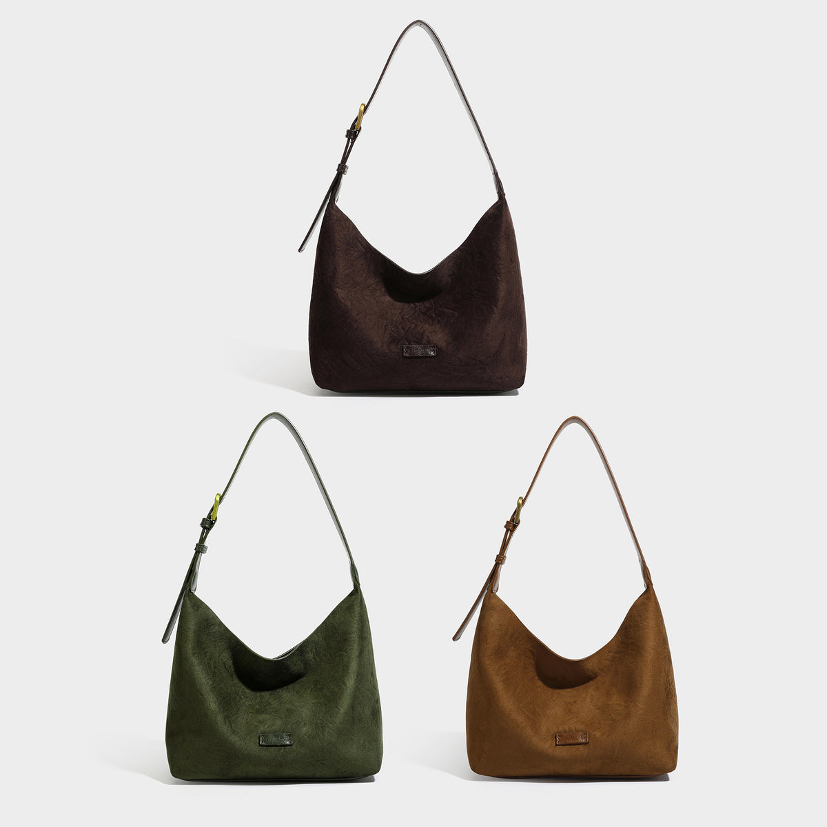 Dunkelbraune, weich fallende Hobo-Schultertasche mit strukturiertem Körper in Veloursleder-Optik, glatten Besätzen in Leder-Optik und Beschlägen in Antikgoldoptik, Detailansicht