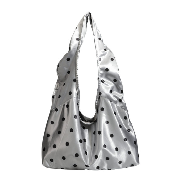 Ovale Tote-Schultertasche in silberfarbener Satinoptik mit schwarzem Punkteprint, Druckverschluss und langen integrierten Trägern, Detailansicht 5