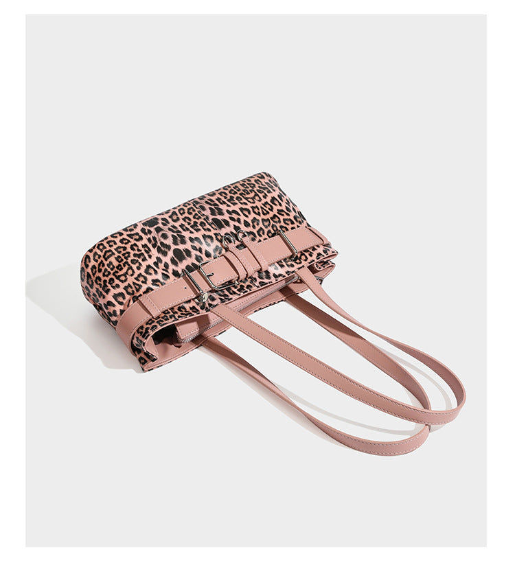 Strukturierte Schultertasche mit Leopardenmuster, Gürtelverschluss-Detail, zwei langen Riemen und silberfarbenen Metallbeschlägen, Detailansicht