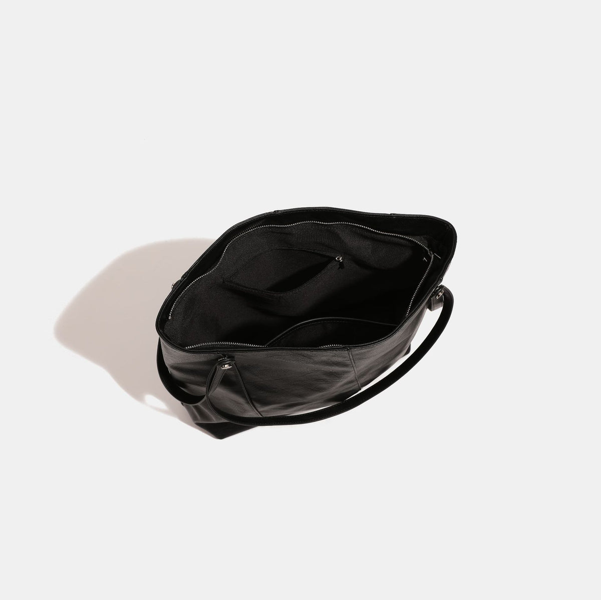 Große, weiche Schultertasche im Tote-Stil aus schwarzer Lederoptik mit zwei flachen Trägern und Nieten in Silberoptik, Detailansicht 4