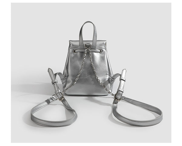 Kleine Handtasche im Rucksackstil in Lederoptik mit gekreuzter Schnürband-Schleife auf dem Überschlag, Schulterriemen mit Kettenakzent und oberem Tragegriff