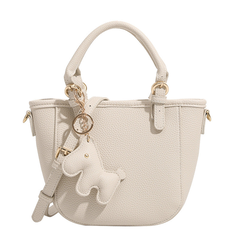 Mini-Bucket-Tote-Bag mit strukturierter Form und matter, genarbter Oberfläche, Pferdeanhänger, zwei Tragegriffen und abnehmbarem Schulterriemen